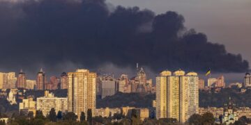Zelenski roept op tot naleving van Parijs-akkoorden na aanvallen in Kyiv.