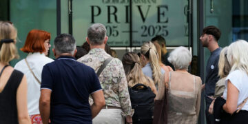 Hulde aan Armani: Wereld buiten hoofdkantoor Milaan voor begrafenis