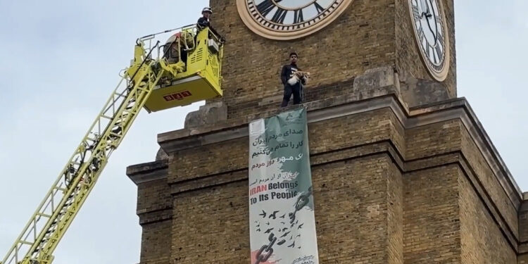 Dappere demonstrant beklimt toren in Londen met hond voor vrijheid in Iran