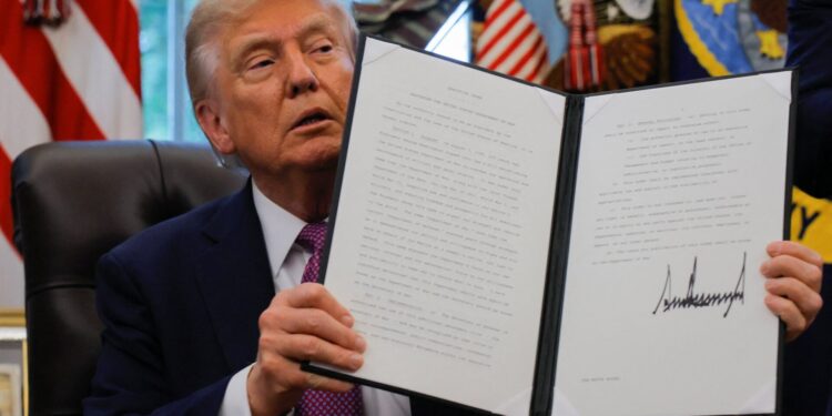 Trump ondertekent decreet voor oprichting Ministerie van Oorlog in de VS