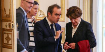 Parlement zoekt steun om wantrouwen te vermijden