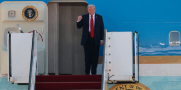 Trump’s koninklijke golfbalshow in Japan met bladgoud en pick-ups