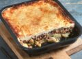 Feestelijke viering van de Partizani met antifascistische moussaka op 28 oktober