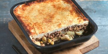 Feestelijke viering van de Partizani met antifascistische moussaka op 28 oktober
