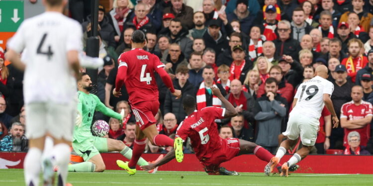Manchester United leidt bij rust op Anfield tegen Liverpool – Bekijk het doelpunt live