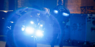 Bestuurder valt uit auto en verwondt ander met schroevendraaier.