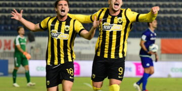 AEK wint na spectaculaire comeback tegen Κηφισιά – bekijk de goals