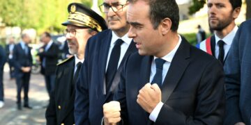 Nieuwe Franse regering moet parlementaire realiteit weerspiegelen.