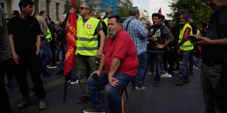 Staking verstoort transport in populaire vakantiebestemming.