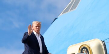 Trump ontmoet emir en premier van Qatar in Air Force One