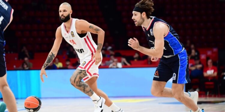 Olympiacos wint comfortabel bij terugkeer van Fournier-Walker
