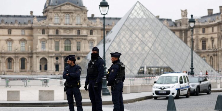 Derde verdachte gearresteerd na overval op het Louvre