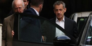 Sarkozy loopt dinsdag de Parijse gevangenis uit