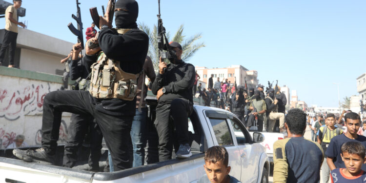 Hamas vindt stoffelijke resten gijzelaars, voorwaardelijke overdracht aan Israël