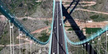 Hoogste brug ter wereld met restaurant in de wolken geopend in China