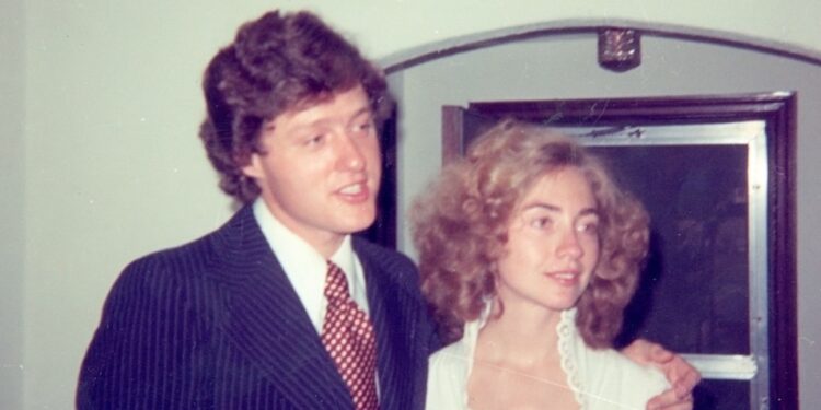 Hillary Clinton: 50 jaar huwelijk en nog steeds stralend als Sidney Swin