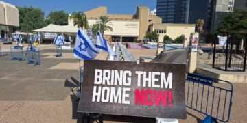 Families gijzelaars vragen uitstel implementatie staakt-het-vuren