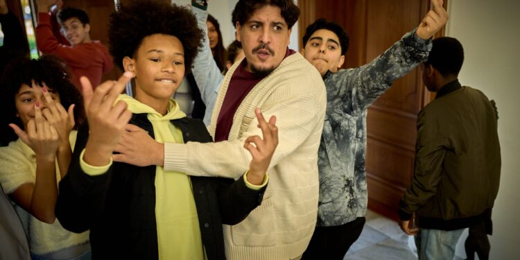 Nordin geeft chique rondleiding aan klasgenoten