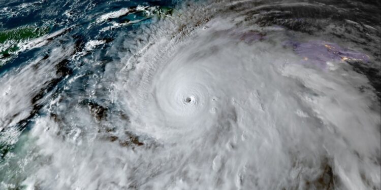 Dodelijke storm raast over Jamaica in 2025: livebeelden van orkaan Melissa.