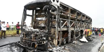 Busbrand eist tientallen levens na verkeersongeval in India