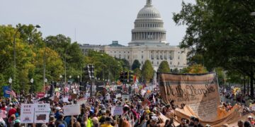 Massale protesten tegen autoritaire regering-Trump in heel land.