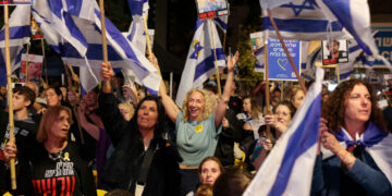Trump brengt eerste zeven gijzelaars van Hamas terug naar Israël