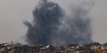 Israëlische luchtaanvallen op Gaza in reactie op Hamas: escalatie van conflict.