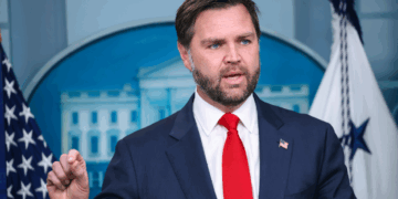 George Stefanopoulos onderbreekt interview Jay Di Vance na luchtgevecht live op tv.