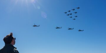 Jay De Vance viert 250 jaar mariniers met spectaculair artillerievuur