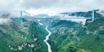 De hoogste brug ter wereld: toeristische attractie met Banji Jumping en Glass Corridor