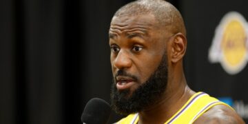 LeBron James mist start seizoen 2025-26 vanwege heupblessure