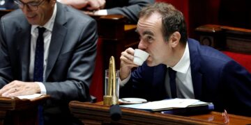 De regering van Sébastien Lecorny blijft standvastig ondanks afzettingsmoties.