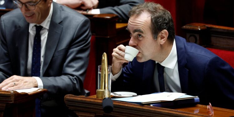De regering van Sébastien Lecorny blijft standvastig ondanks afzettingsmoties.