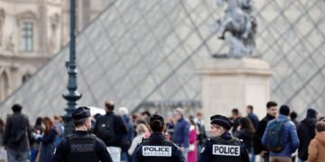 Overvallers laten kroon vallen in Louvre: herstel mogelijk