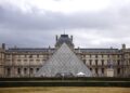 Het Louvre Museum verwelkomt bezoekers weer