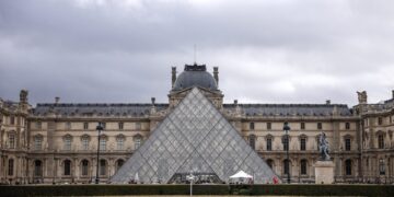 Het Louvre Museum verwelkomt bezoekers weer