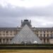 Het Louvre Museum verwelkomt bezoekers weer