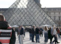 Twee gearresteerd voor diefstal in Louvre, zeggen Franse media