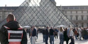 Twee gearresteerd voor diefstal in Louvre, zeggen Franse media