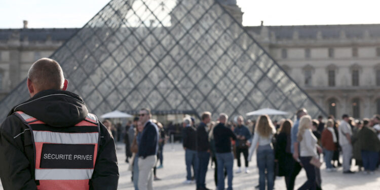 Twee gearresteerd voor diefstal in Louvre, zeggen Franse media