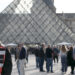 Twee gearresteerd voor diefstal in Louvre, zeggen Franse media