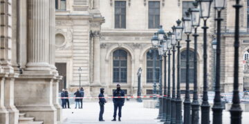 Derde verdachte gearresteerd voor diefstal in Louvre, opgepakt in Parijs