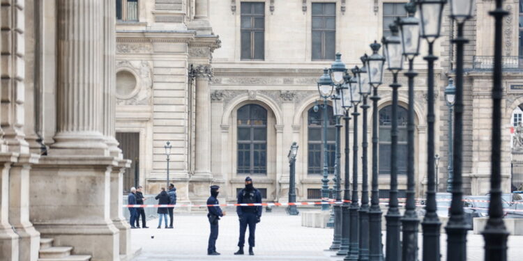 Derde verdachte gearresteerd voor diefstal in Louvre, opgepakt in Parijs