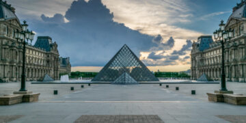 Negendelige juwelendiefstal uit Louvre schokt Parijs