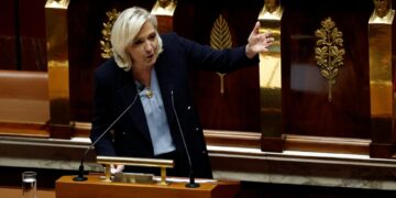 Le Courney: “Geen angst voor moties van afkeuring”, zegt hij tegen Le Pen