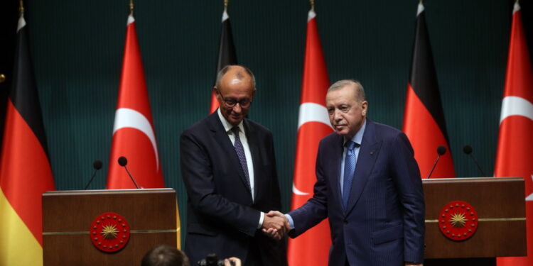 Kritiek op Mertz’ bezoek aan Turkije en focus op positieve agenda