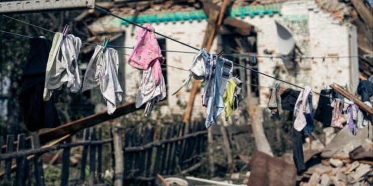 Oekraïens dorp treurt om gezin geraakt door Russische drone.