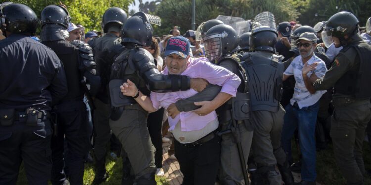 Marokkaanse jongeren protesteren voor de 7e dag