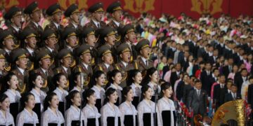 Militaire parade ter ere van 80 jaar regerende partij Noord-Korea schittert ‘s nachts