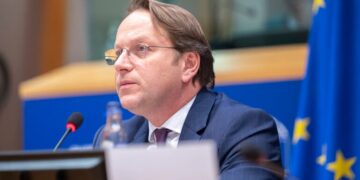 Klachten over Hongaarse spionage zetten Commissaris Varkheli onder druk